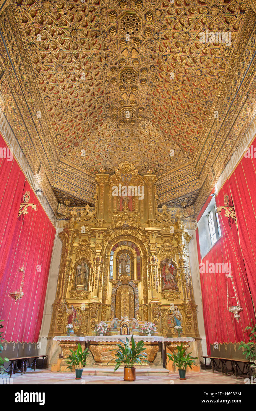 SEGOVIA, ESPAGNE, avril - 14, 2016 : Le sanctuaire de l'église Monasterio de San Antonio el Real avec le plafond sculpté de style mudéjar Banque D'Images
