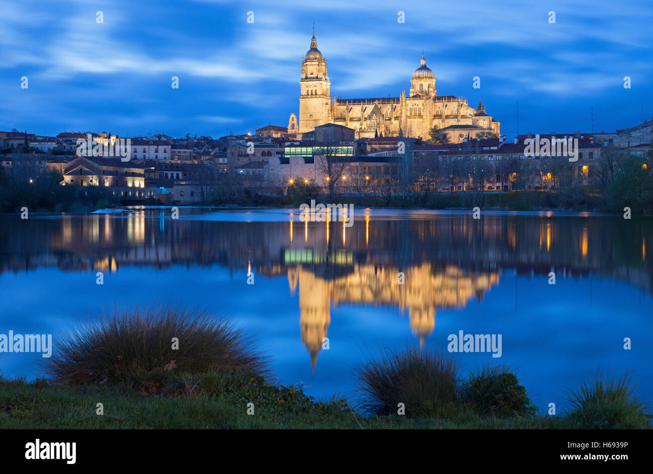 Salamanca - La cathédrale et le Rio Tormes river au crépuscule. Banque D'Images