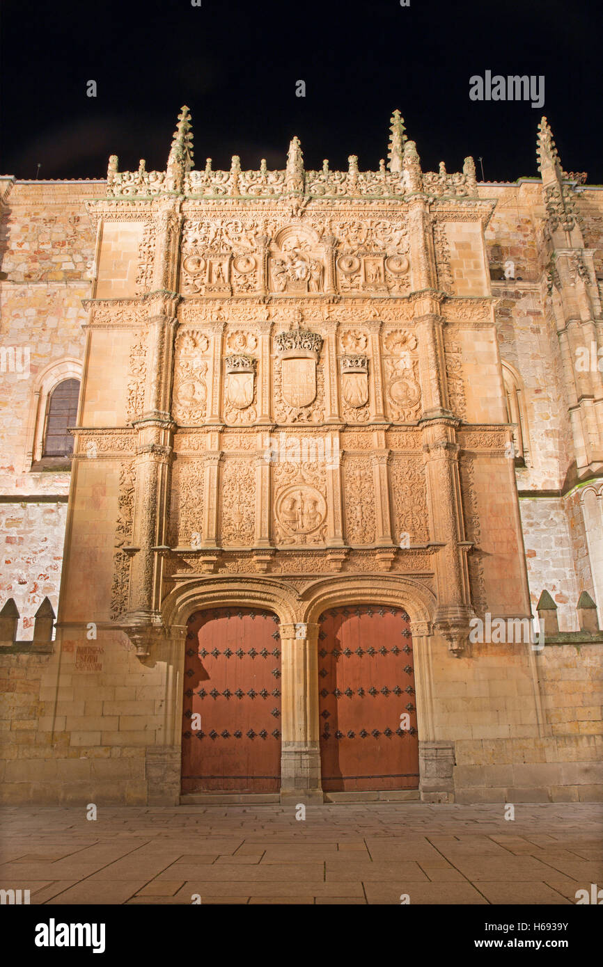 Salamanque, Espagne, Avril - 17, 2016 : la façade plateresque de l'Université de Salamanque formule 16. 100. Banque D'Images