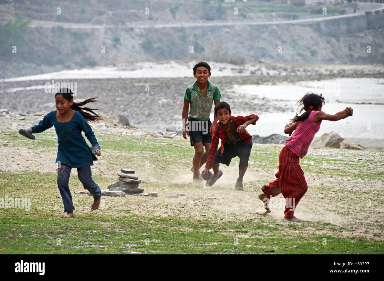 Les enfants jouent à côté de la rivière Tamakoshi, Solukhumbu, Népal Banque D'Images
