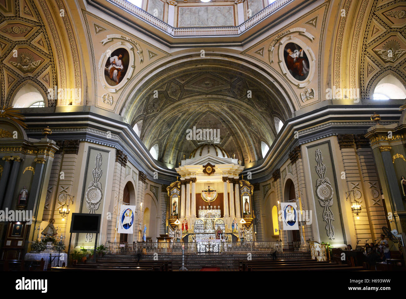 L'intérieur de la Basilique St Martin de Tours dans la ville historique de Taal, Batangas, Philippines. Banque D'Images