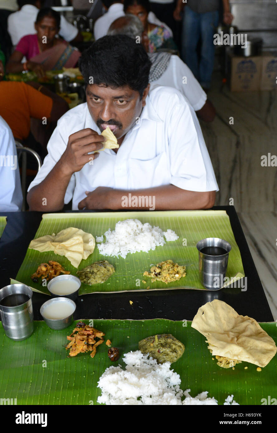 Un Thali d'Inde du Sud servi sur une feuille de bananier. Banque D'Images