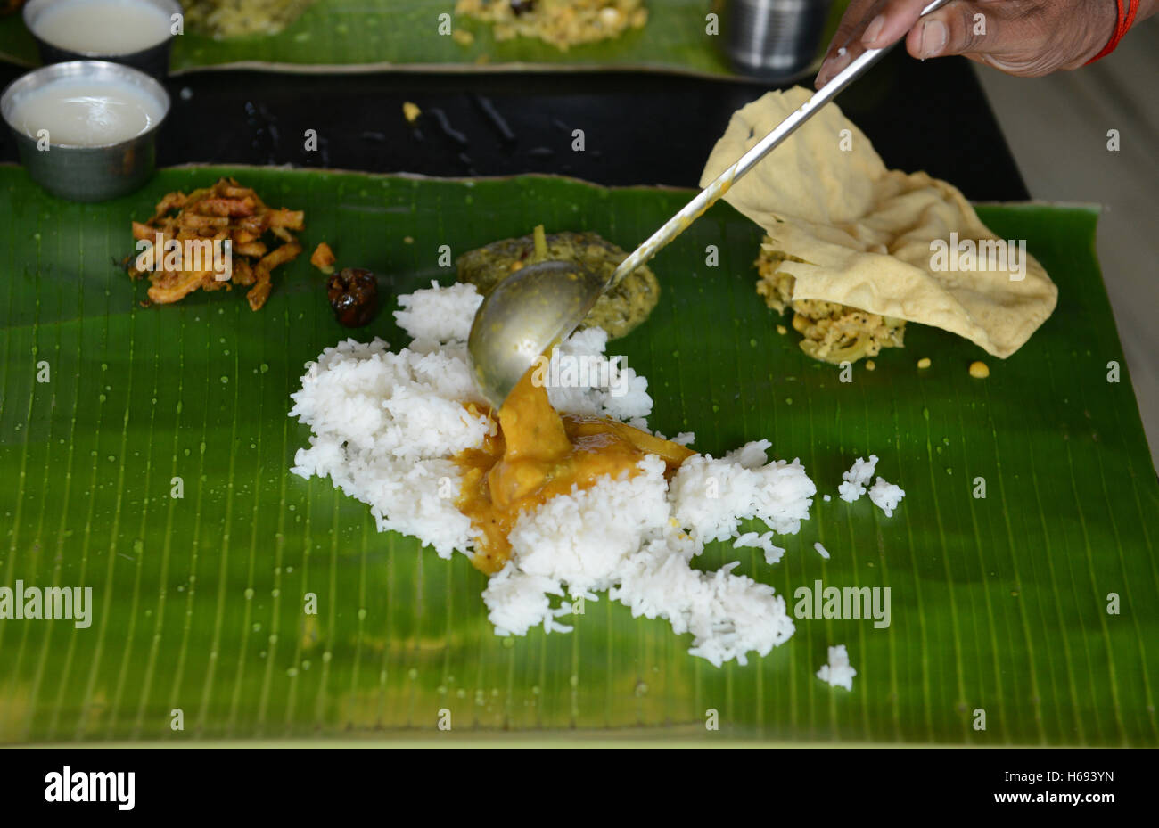 Un Thali d'Inde du Sud servi sur une feuille de bananier. Banque D'Images
