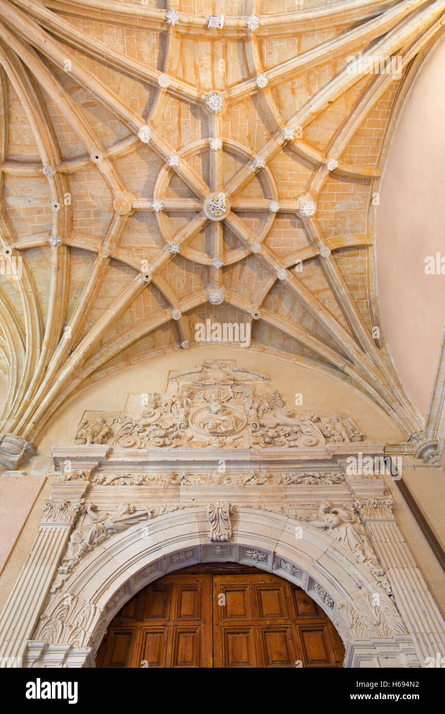Salamanque, Espagne, Avril - 16, 2016 : Le quartier gothique archs d'atrium et portail baroque du monastère Convento de San Esteban. Banque D'Images