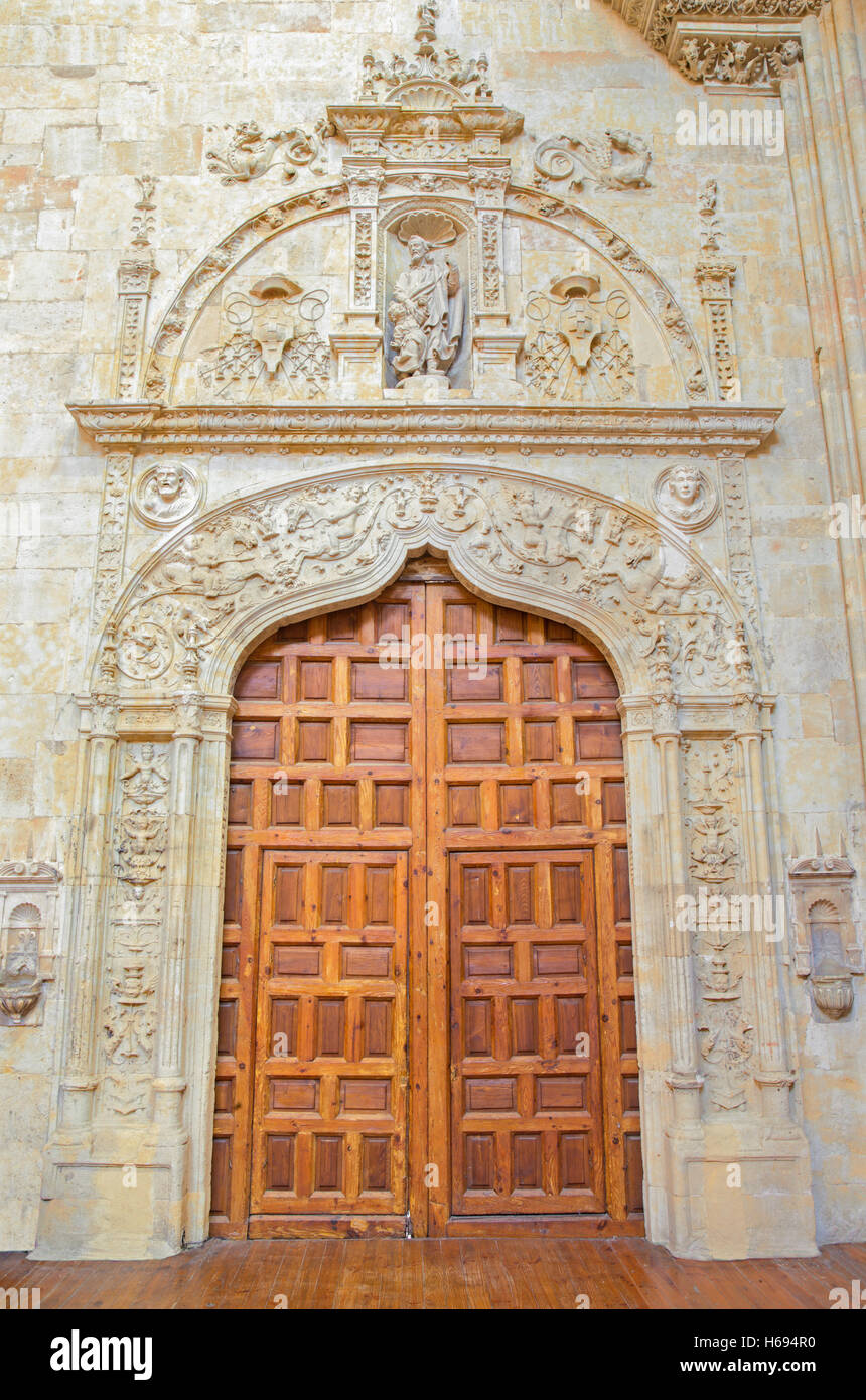 Salamanque, Espagne, Avril - 16, 2016 : Le portail Renaissance (Puerta de San Jose) dans l'atrium de monastère Convento de San Esteban. Banque D'Images