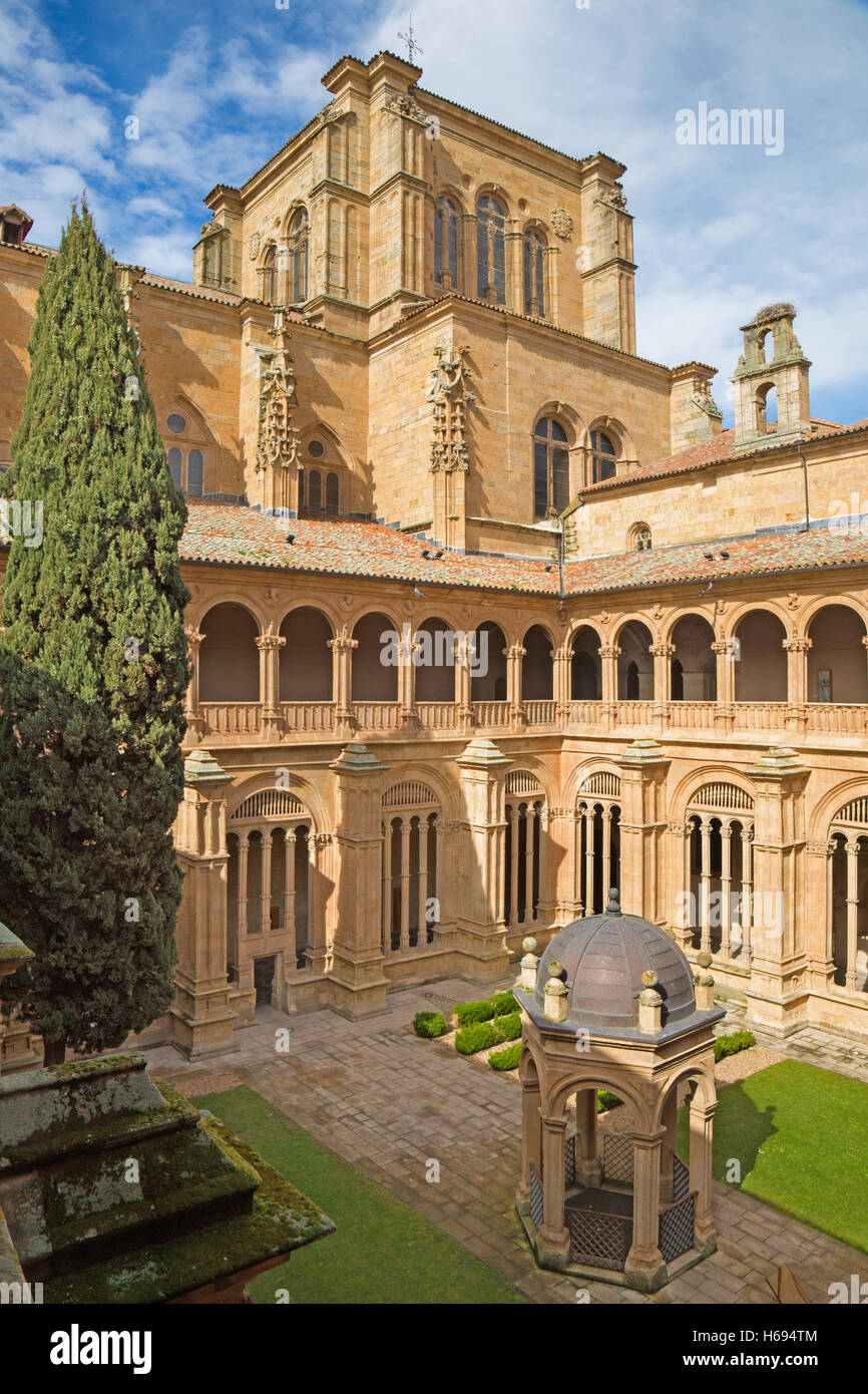 Salamanque, Espagne, Avril - 16, 2016 : le monastère gothique de l'atrium le Convento de San Esteban. Banque D'Images
