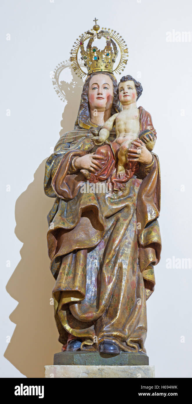 Salamanque, Espagne, Avril - 16, 2016 : La statue polychrome sculpté de Madonna à Convento de San Esteban par inconnu Banque D'Images