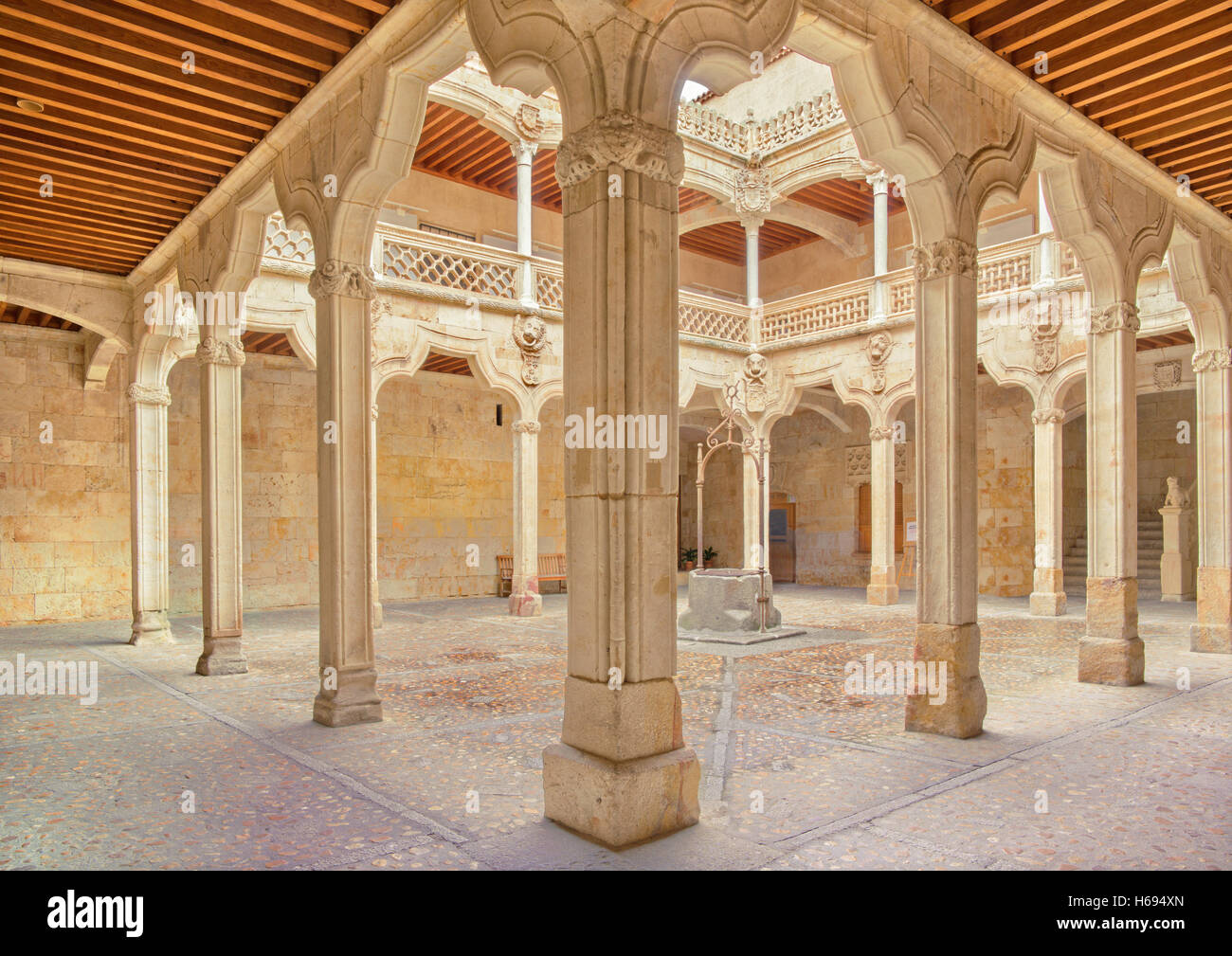 Salamanque, Espagne, Avril 17, 2016 - L'atrium : Casa de las Conchas - Maison de coquillages Banque D'Images