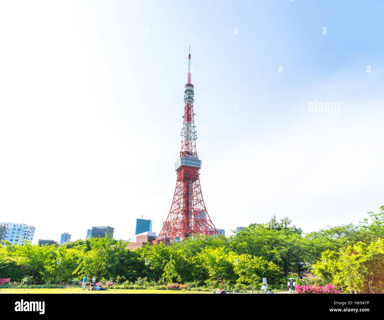 Tour de Télévision de Tokyo à sunny sky Banque D'Images