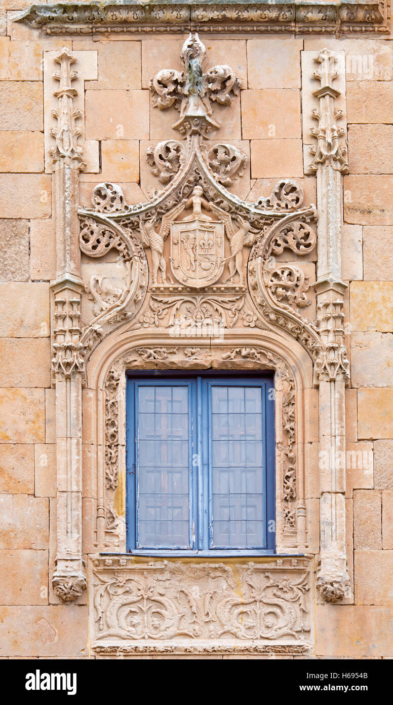 Salamanque, Espagne, Avril - 16, 2016 : le gothique - fenêtre renaissance de Casa de los Barca Alcaras. Banque D'Images