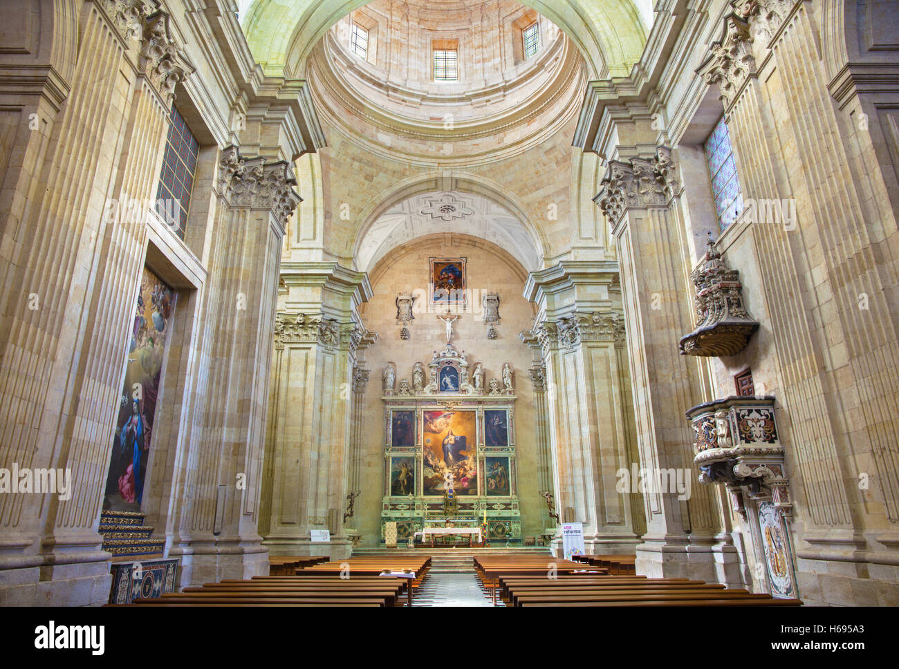 Salamanque, Espagne, Avril - 17, 2016 : La nef principale du Convento de las Agustinas et Iglesia de la Purisima église. Banque D'Images