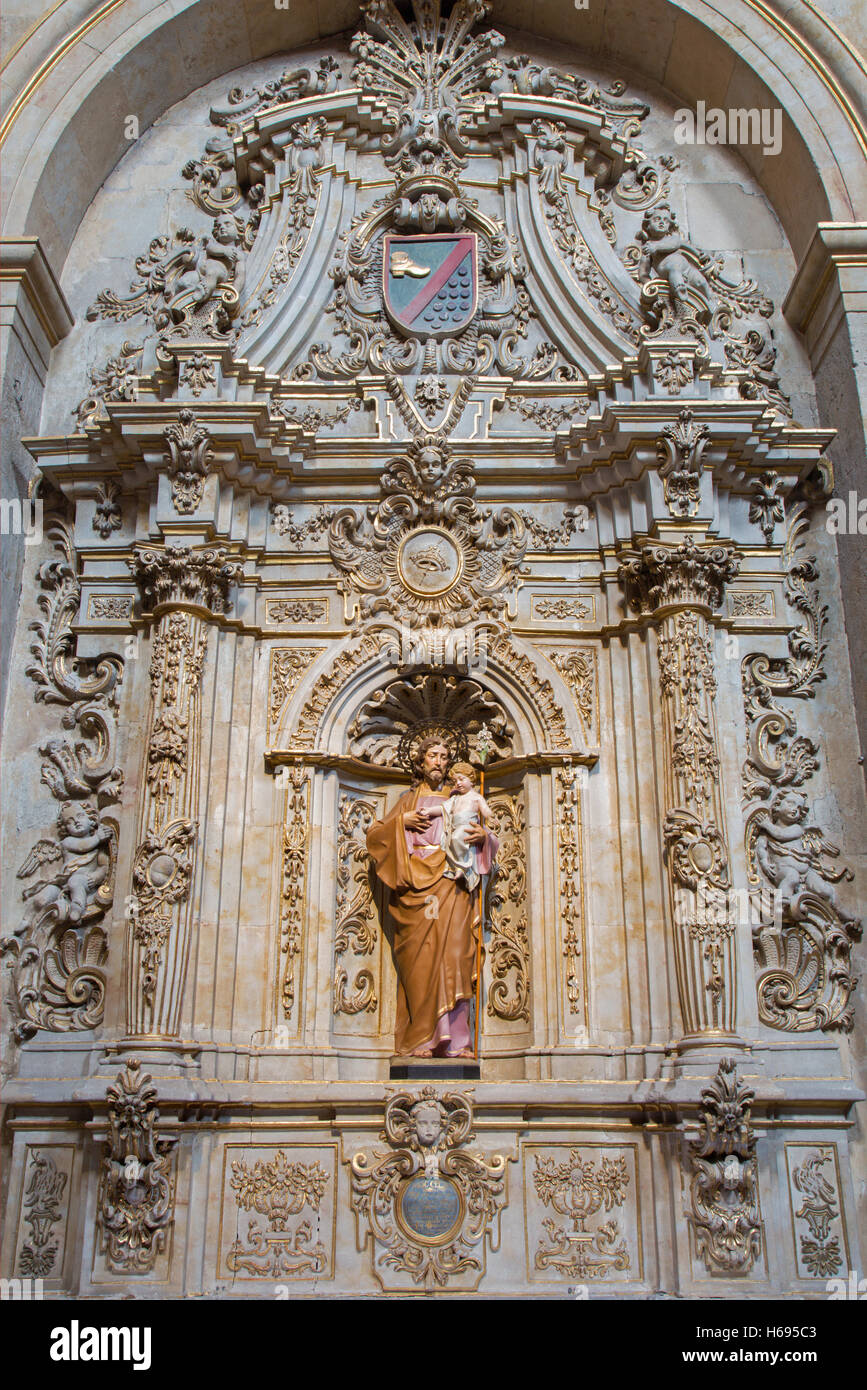 Salamanque, Espagne, 17 avril - 2016 : côté baroque autel de st. Joseph dans l'église Capilla de San Francesco par artiste inconnu. Banque D'Images