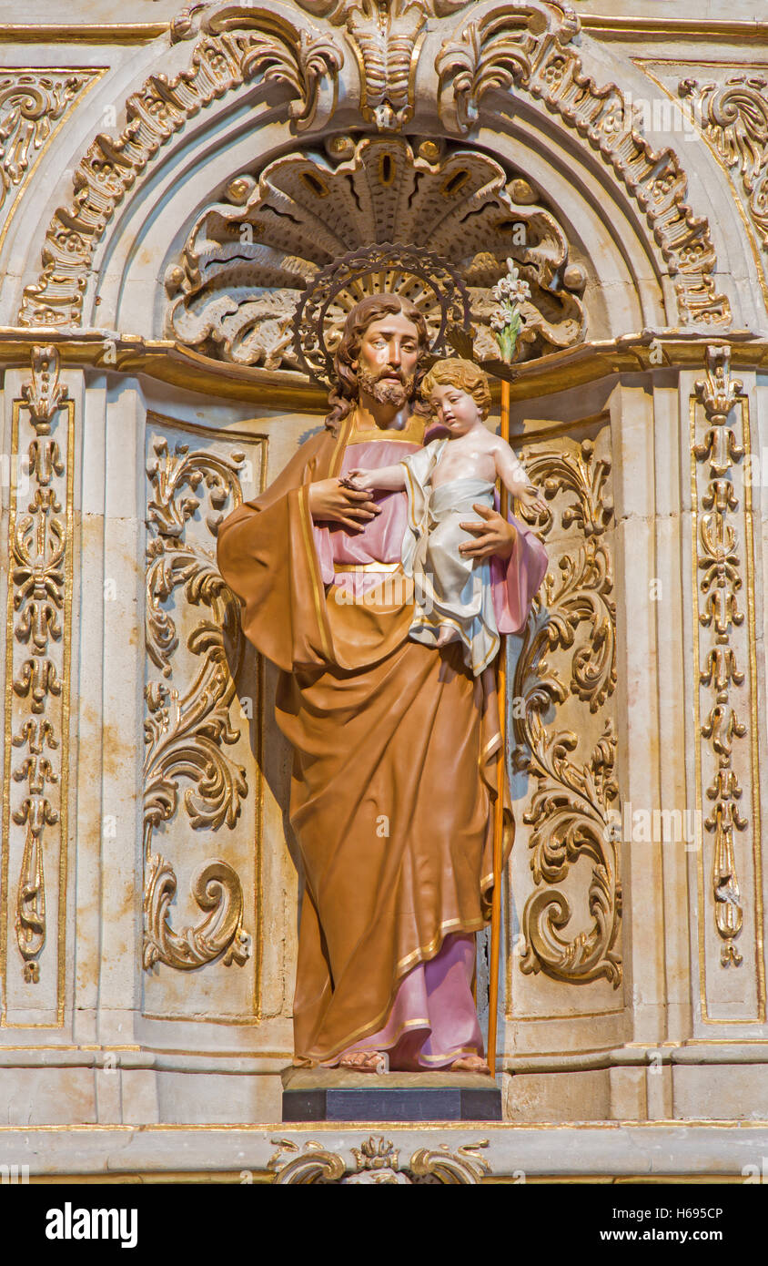 Salamanque, Espagne, 17 avril - 2016 : Détail de l'autel latéral baroque de st. Joseph dans l'église Capilla de San Francesco Banque D'Images
