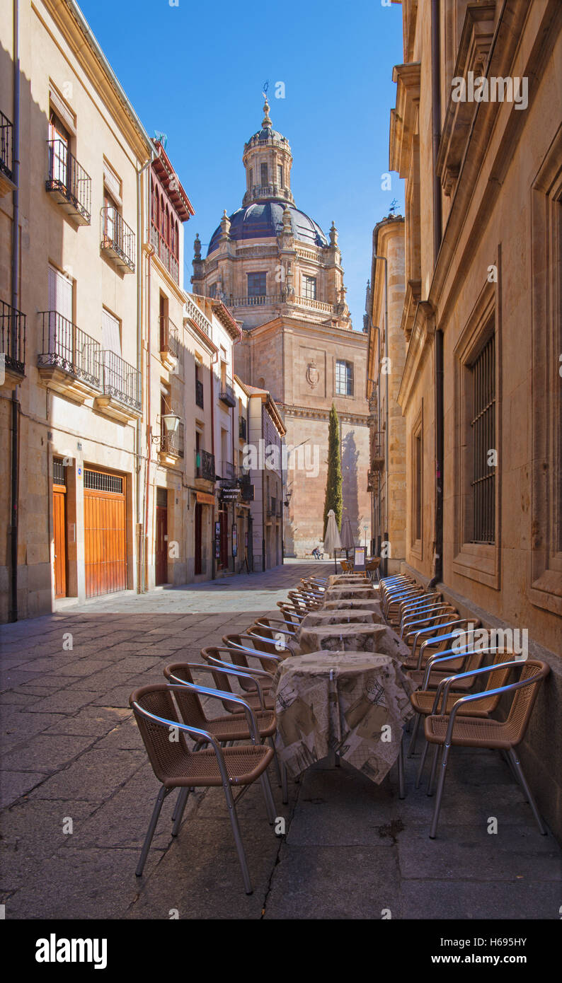 Salamanca - la rue et coupole de la Clerecia - Université Pontificale. Banque D'Images
