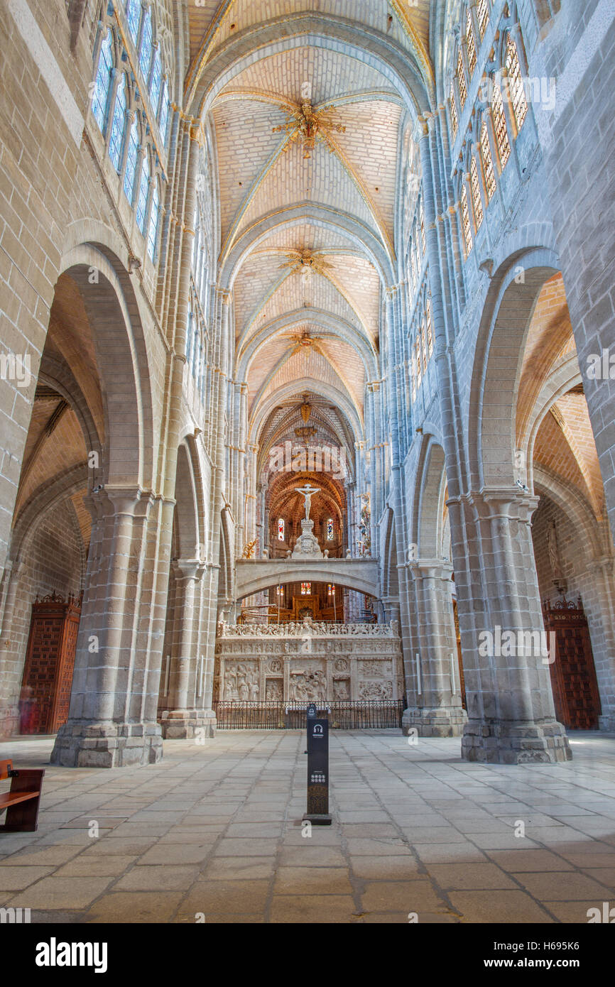 AVILA, ESPAGNE, avril - 19, 2016 : La nef de cathédrale avec le trans-autel. Banque D'Images