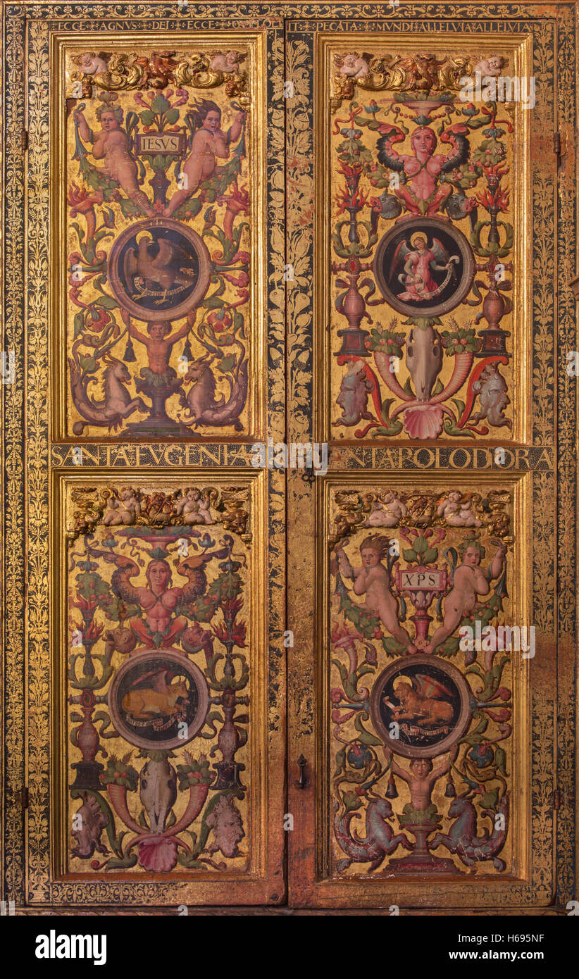 AVILA, ESPAGNE, avril - 18, 2016 : La porte de décoration plateresque dans la sacristie de Catedral de Cristo Salvador Banque D'Images