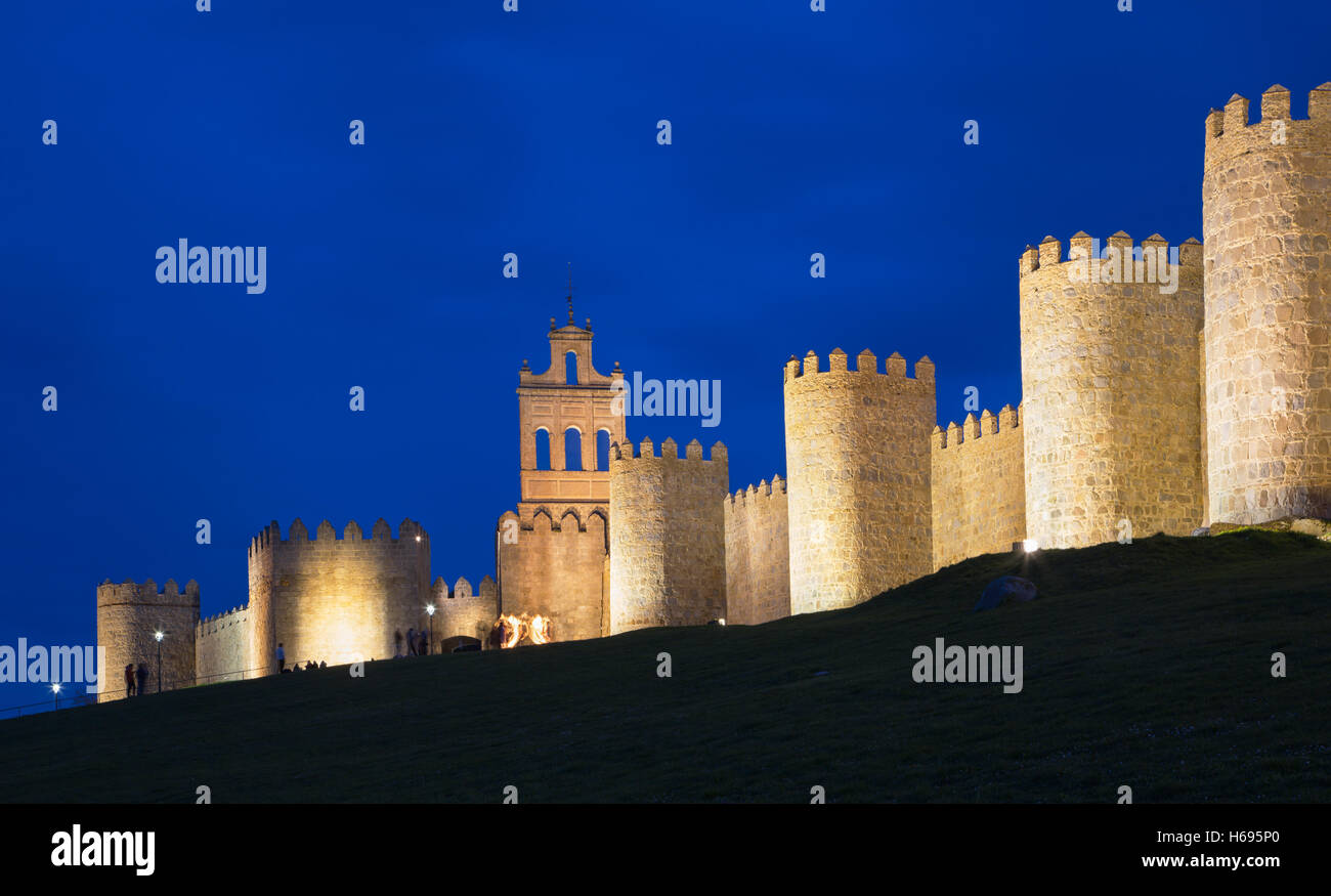 AVILA, Espagne, 18 avril - 2016:les murs au crépuscule. Banque D'Images