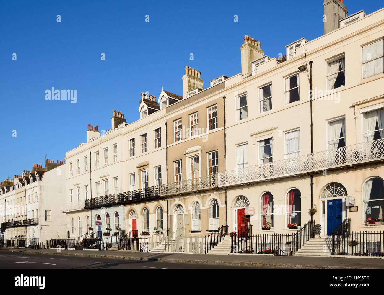 Rangée de maisons le long de la promenade de l'Esplanade, Weymouth, Dorset, Angleterre, Royaume-Uni, Europe de l'Ouest. Banque D'Images