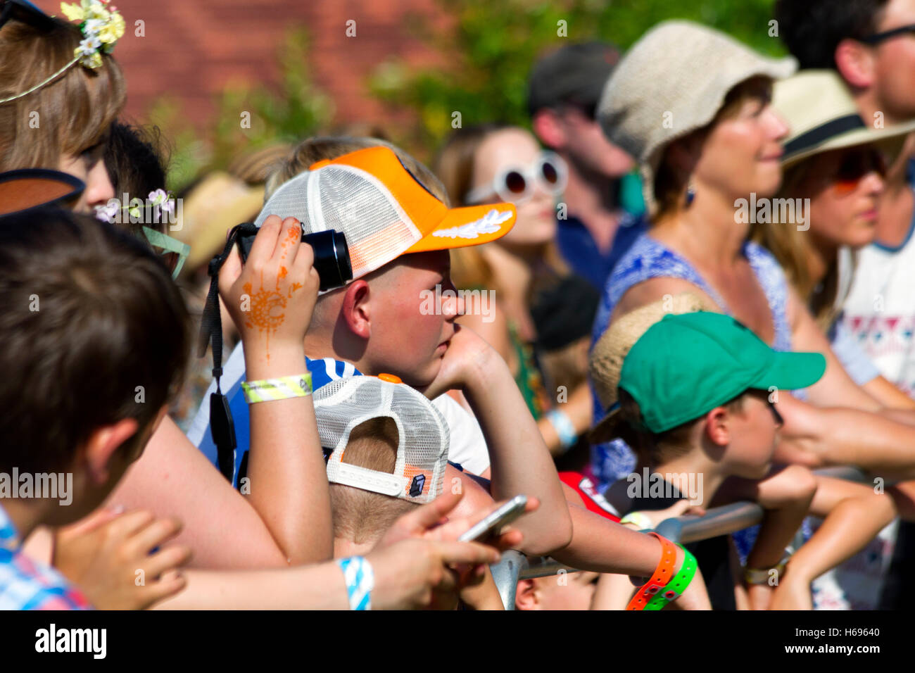 Les membres de l'auditoire lors de l'Assemblée Music Festival de saucisses et de bière Jimmy's Farm, Ipswich, Suffolk, UK, 2016 Banque D'Images