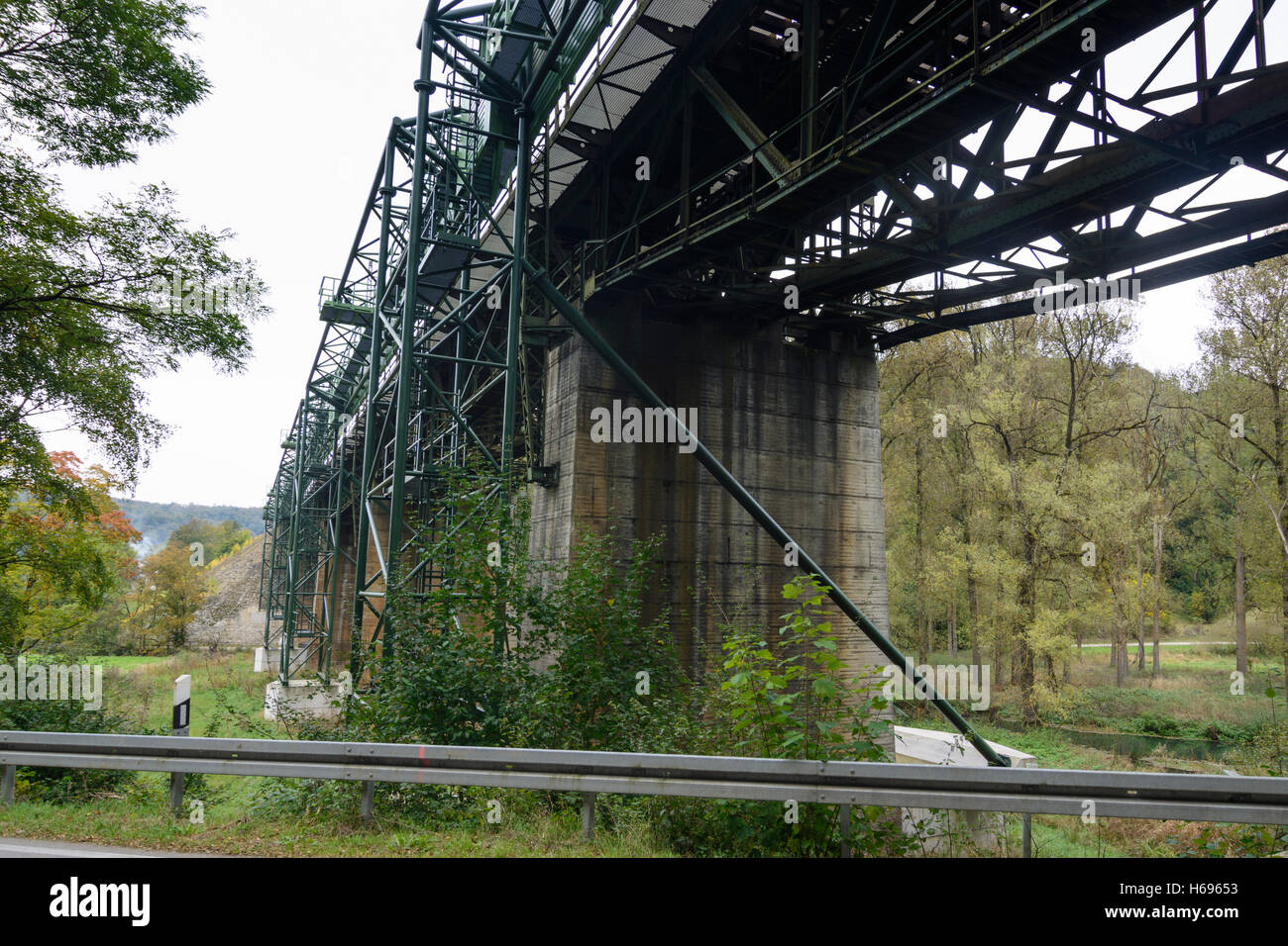 Kassel : Möhren pont de chemin de fer avec construction ajoutée pour maintenir les barrières sonores, Mittelfranken, Middle Franconia, Bayern, Ba Banque D'Images