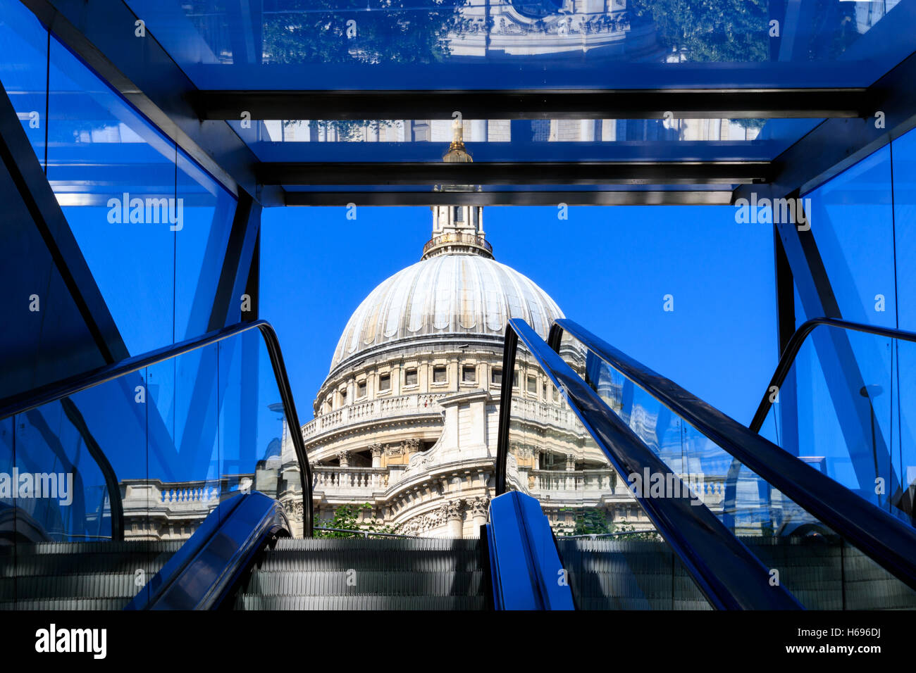 Cathédrale St Paul vu depuis un escalator en sortant de l'un nouveau changement building à Londres Banque D'Images