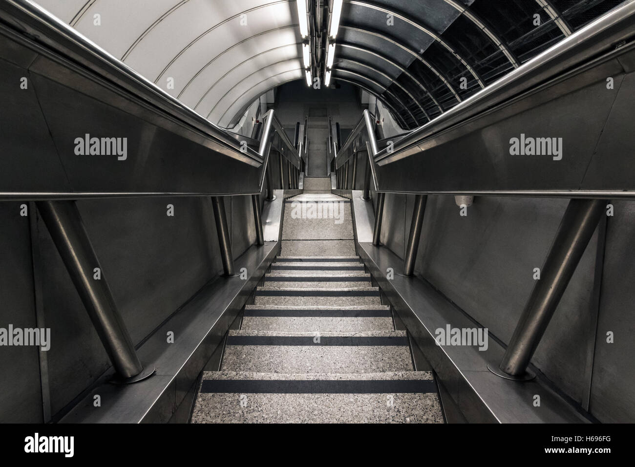 Escalier descendant à un tunnel souterrain sombre et dim Banque D'Images