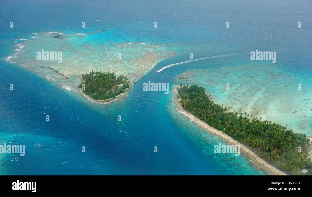 Vue aérienne de l'îlot tropical avec Lagoon et le canal, Avatoru pass, atoll de Rangiroa, Tuamotu, Polynésie Française Banque D'Images