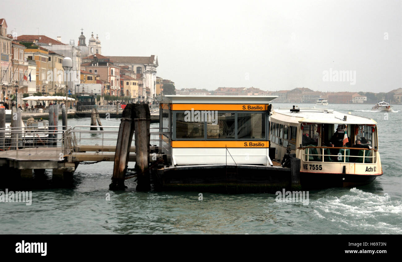 Un vaporetto, bateau-bus, attente à la gare de San Basilio dans Dursoduro sud de Venise district Banque D'Images