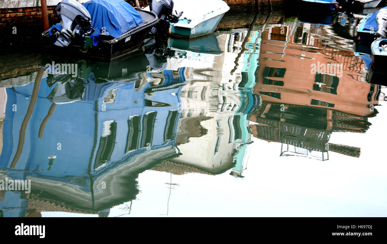 Réflexions de maisons peintes de couleurs vives dans un canal dans l'île de Burano, dans la lagune près de Venise Banque D'Images