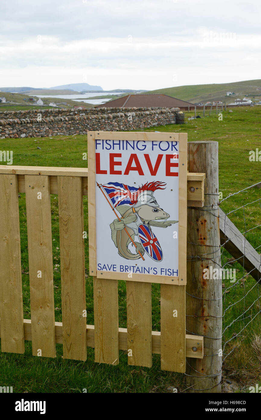 La pêche de poissons de la Grande-Bretagne Save Laisser poster sur la clôture à une maison de pêcheur sur les îles Shetland. Banque D'Images