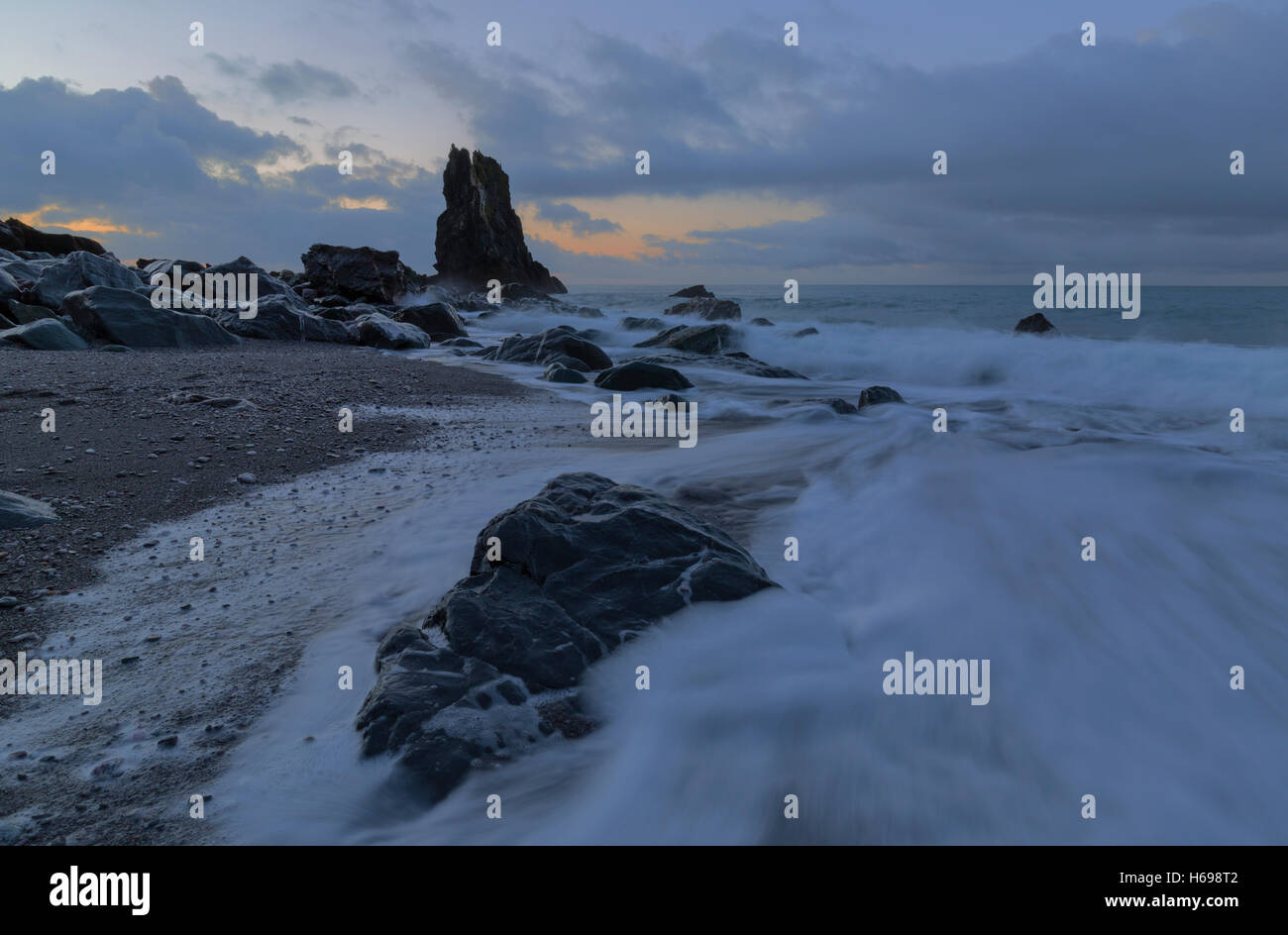 La première lumière d'un jour nouveau à Shag Rock, près de Cornwall Downderry Banque D'Images