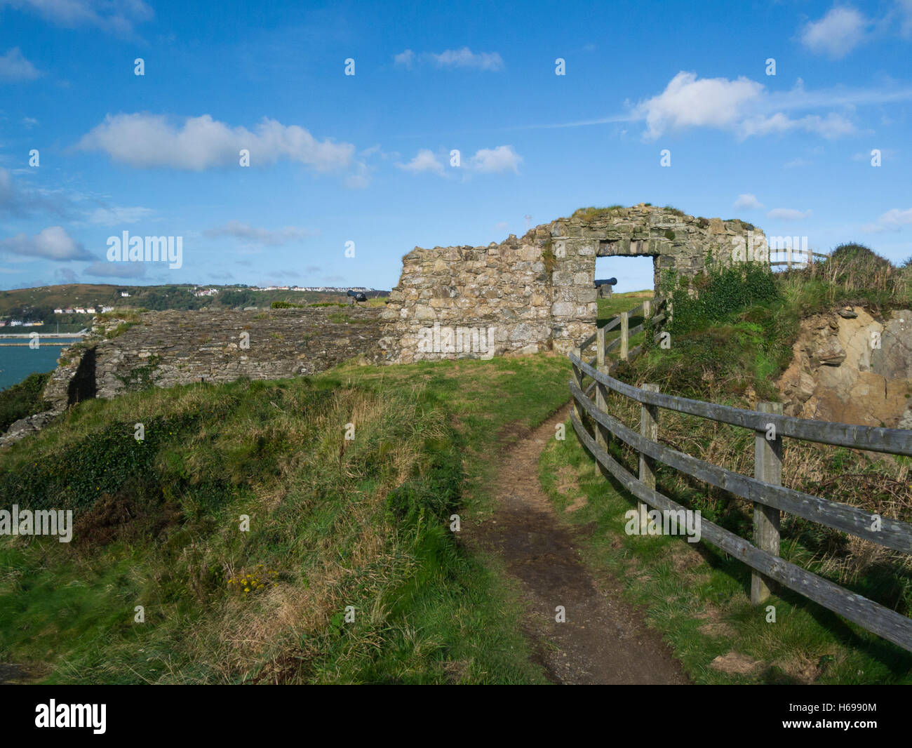 Ruines du Fort de Fishguard construit 1781 garde à port prospère de la Nouvelle-Galles du Sud Royaume-uni le Pembrokeshire Pembrokeshire Coastal Path Sentier National journée d'octobre Banque D'Images