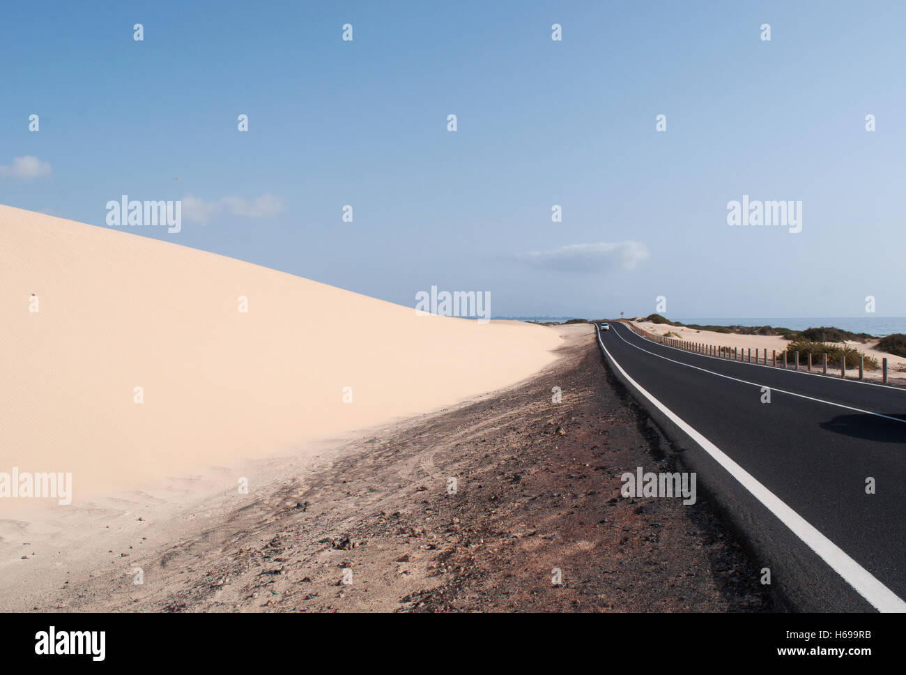 Fuerteventura, Îles Canaries, Afrique du Nord, Espagne : la route et le paysage désertique de la dunes de sable du parc naturel de Corralejo Banque D'Images