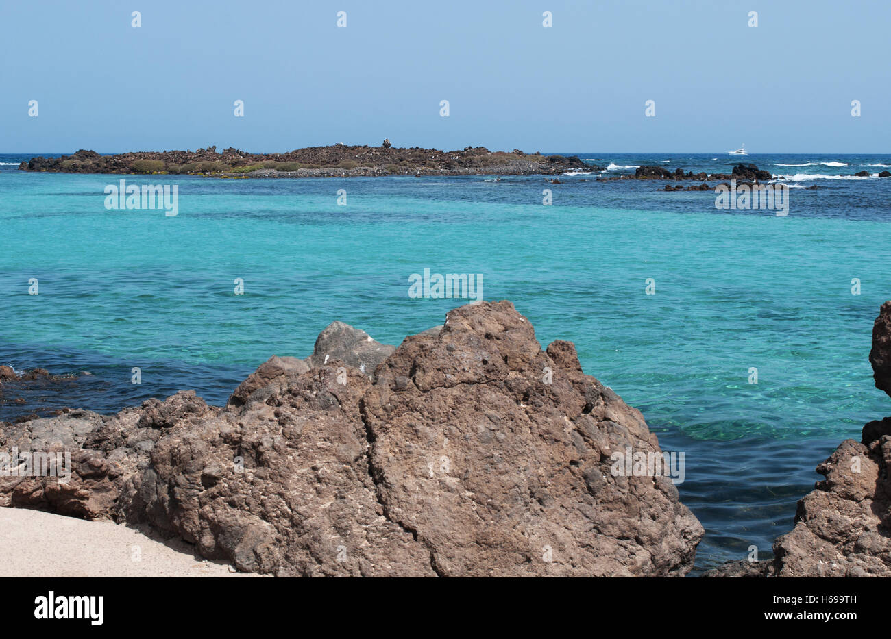 Îles Canaries, Afrique du Nord, Espagne : l'eau cristalline et les rochers noirs sur la petite île de Lobos, à 2 kilomètres au nord de Fuerteventura Banque D'Images