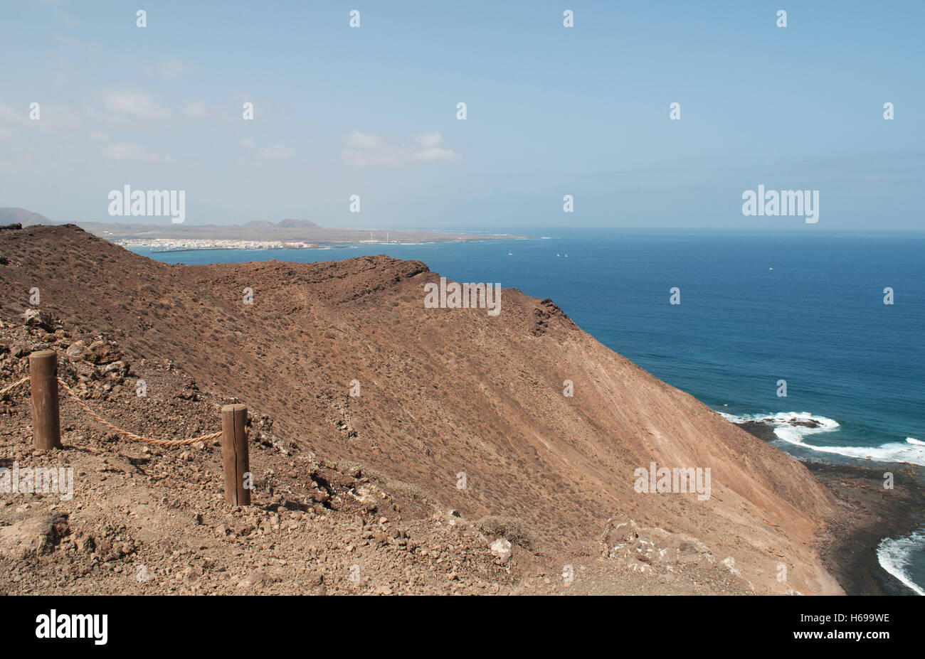 Canaries, Espagne : la vue du sommet de la Caldera, le volcan de la montagne de la petite île de Lobos, à 2 kilomètres au nord de Fuerteventura Banque D'Images