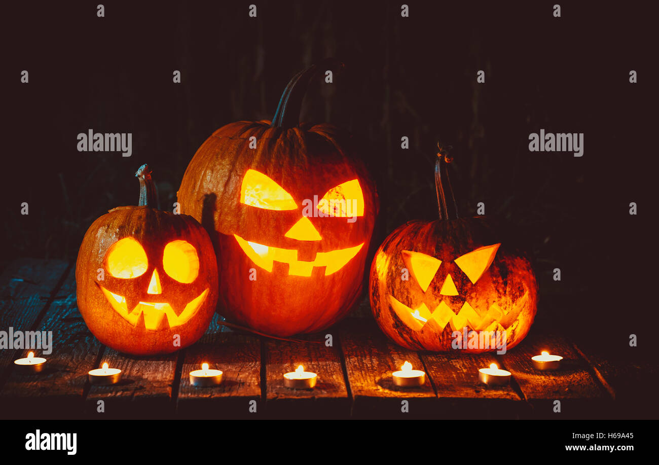 Citrouilles d'halloween tête jack lantern sur l'ancien dans un paysage de nuit fantasmagorique. soft focus dof peu profondes. Banque D'Images