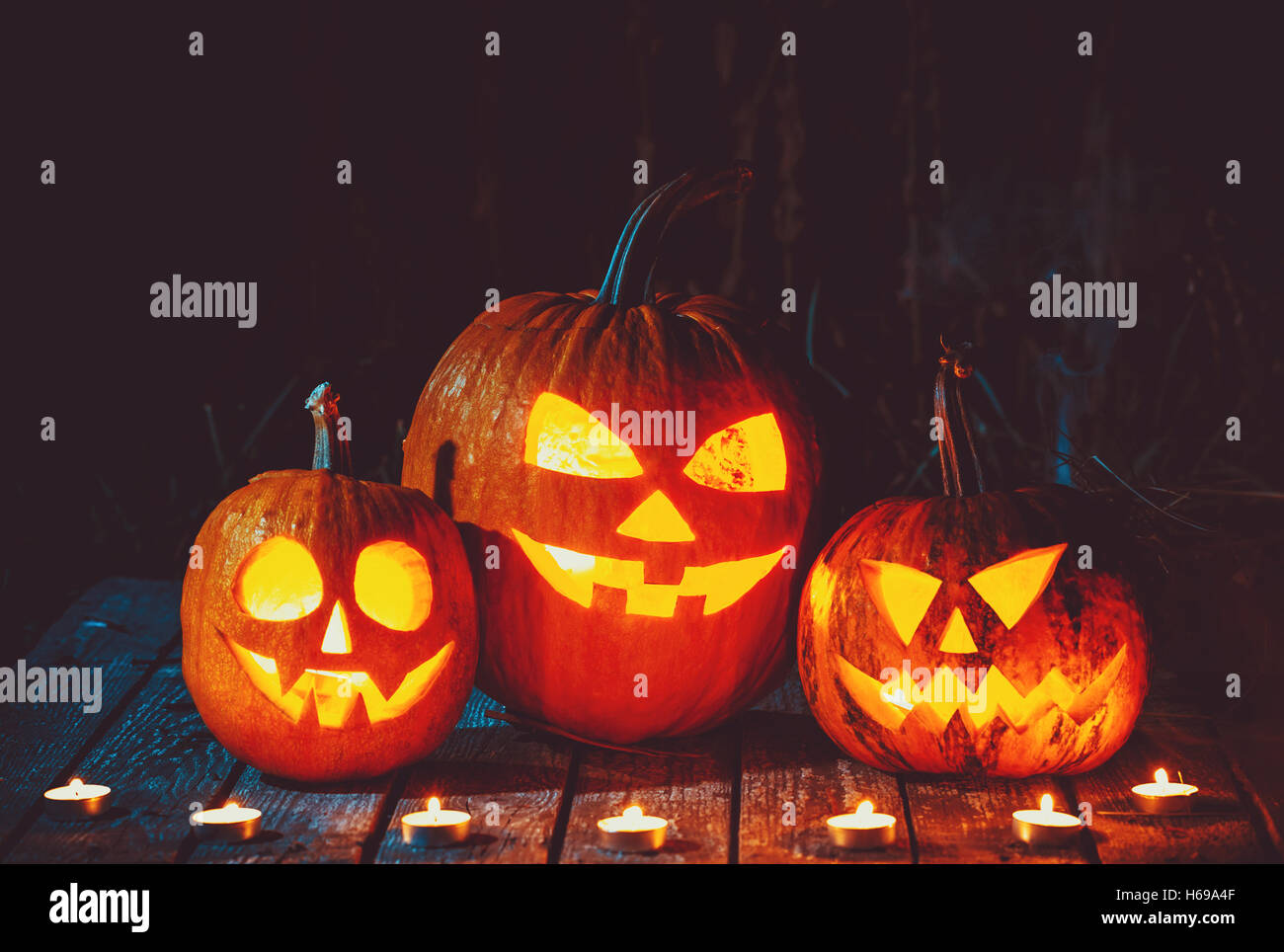 Citrouilles d'halloween tête jack lantern sur l'ancien dans un paysage de nuit fantasmagorique. soft focus dof peu profondes. Banque D'Images