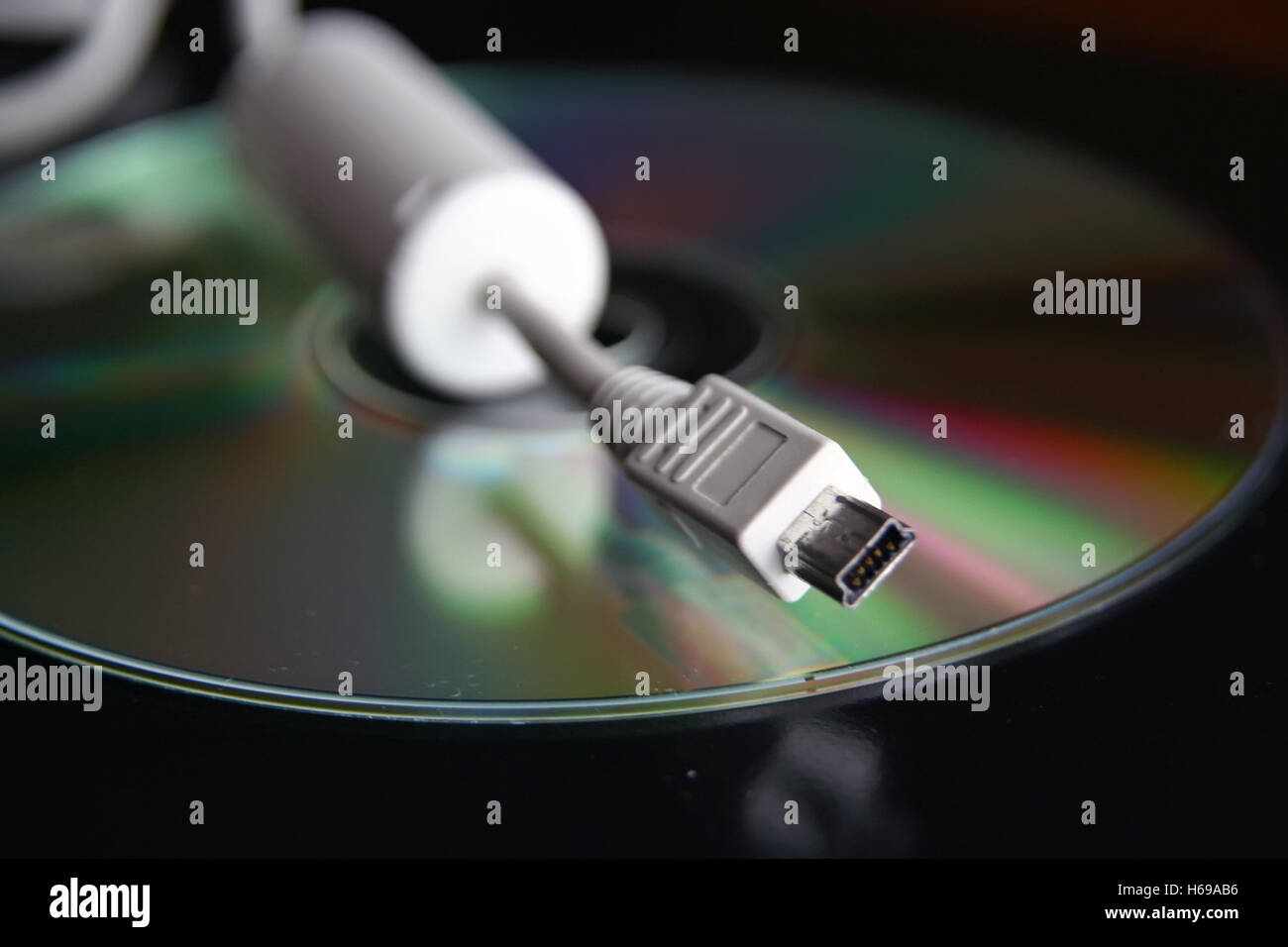 Les dispositifs de support de l'ordinateur. Disque compact et câble USB. Banque D'Images