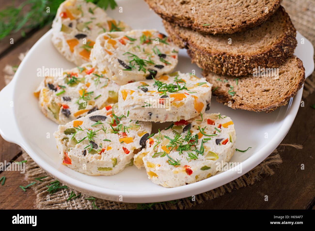 Sandwiches pain de viande de poulet avec des légumes. Banque D'Images