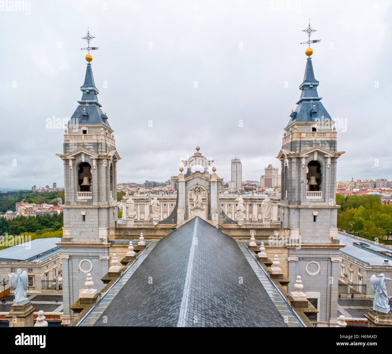 Les beffrois de la kathedral à Madrid, Espagne et le palais royal sur l'arrière-plan Banque D'Images