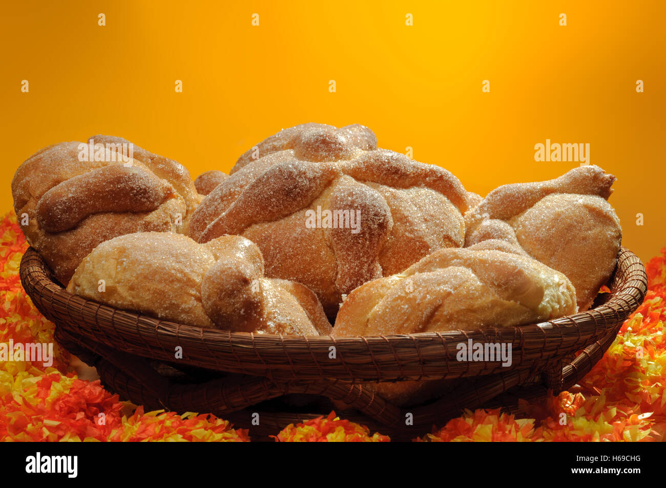 Pain sucré appelé pain des morts (Pan de Muerto) apprécié durant le Jour des Morts Les festivités au Mexique. Banque D'Images