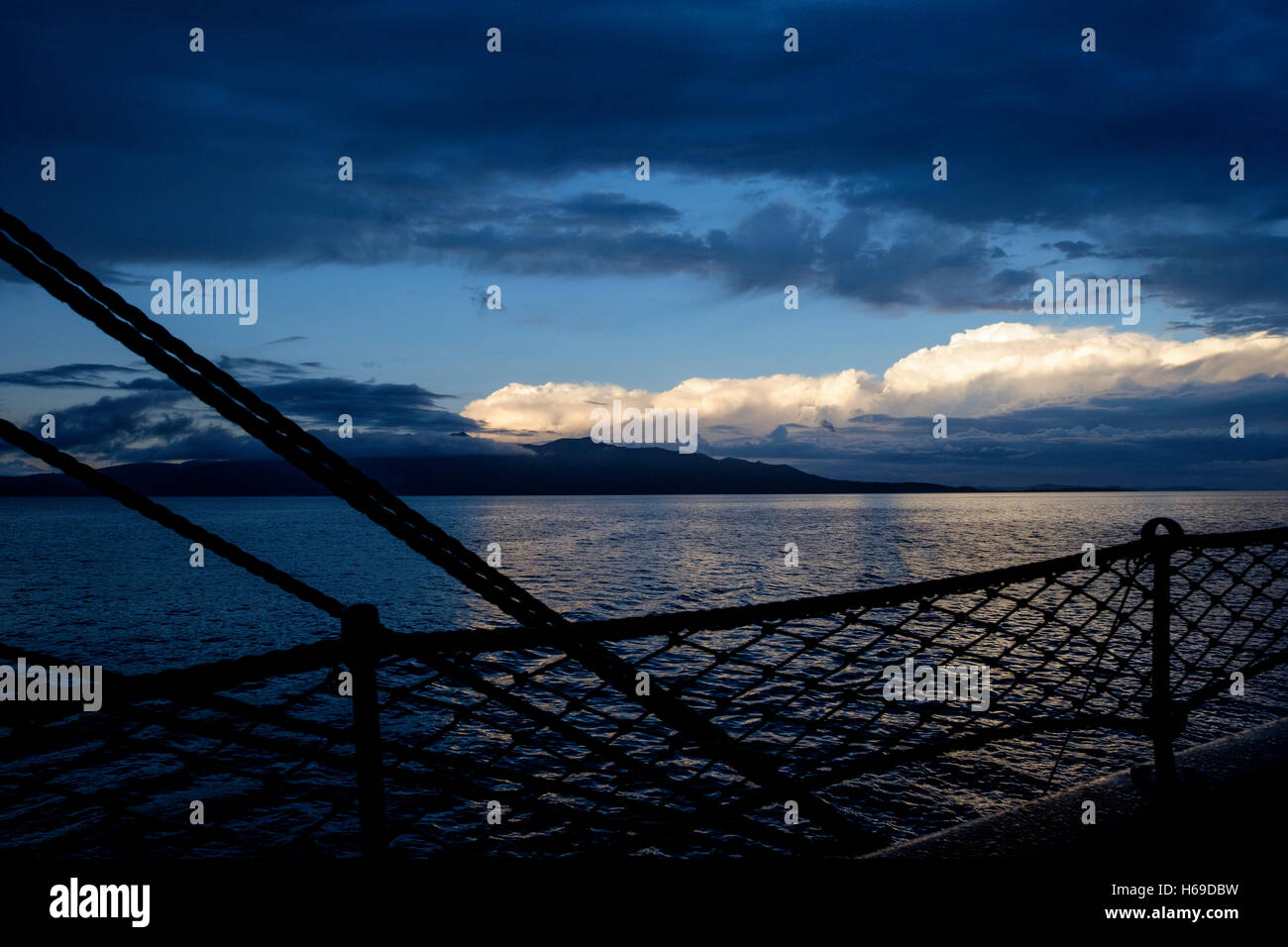 Un lever de soleil sur le bleu profond de la mer Ionienne à bord le S.Y. Sea Cloud. Banque D'Images Un lever de soleil sur le bleu profond de la mer Ionienne à bord le S.Y. Sea Cloud. Banque D'Images