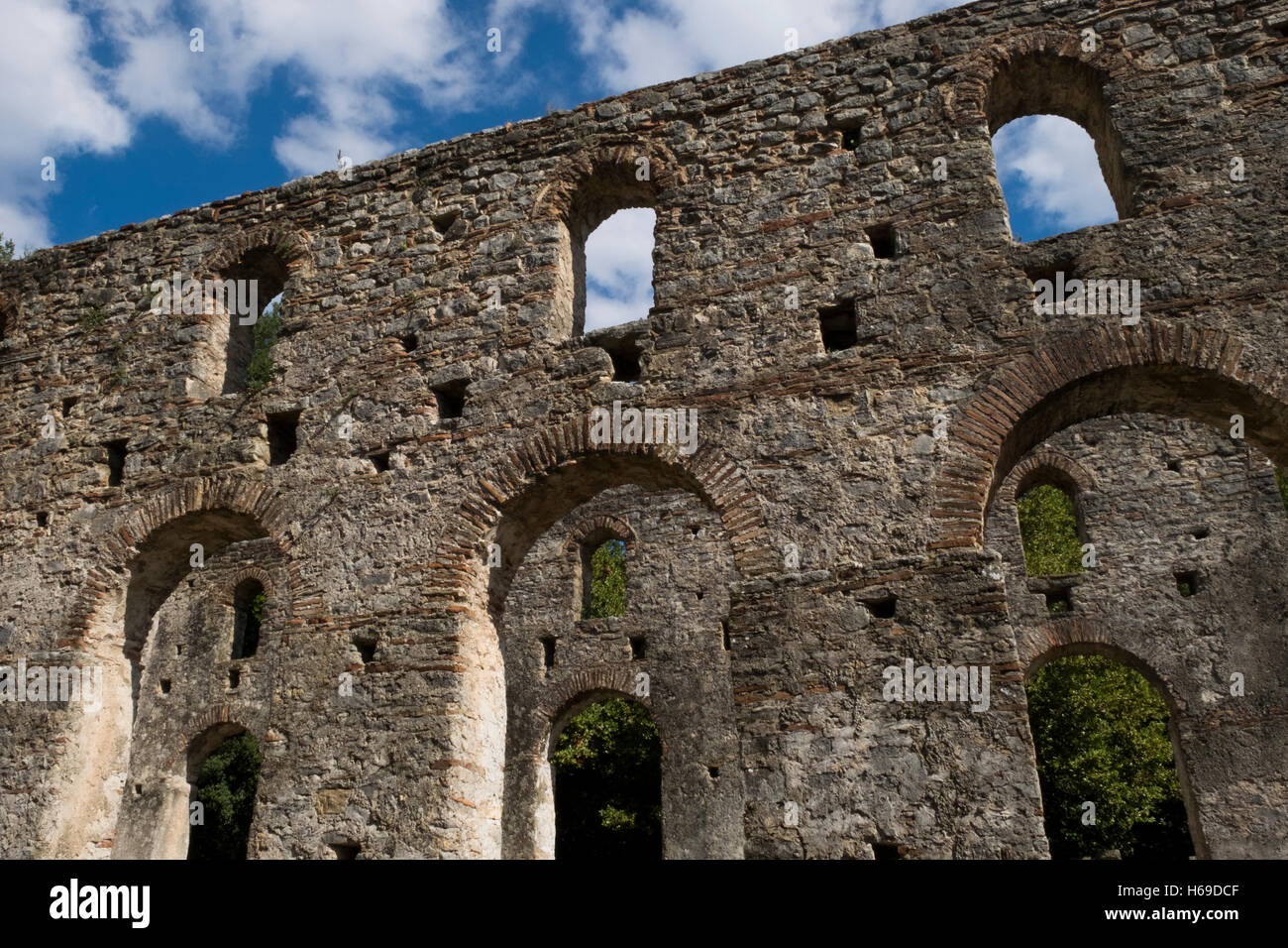 Les ruines de la grande basilique construite au 6ème siècle dans la région de Butrint, Site du patrimoine mondial de l'UNESCO aussi connu comme ancienne Buthr Banque D'Images Les ruines de la grande basilique construite au 6ème siècle dans la région de Butrint, Site du patrimoine mondial de l'UNESCO aussi connu comme ancienne Buthr Banque D'Images