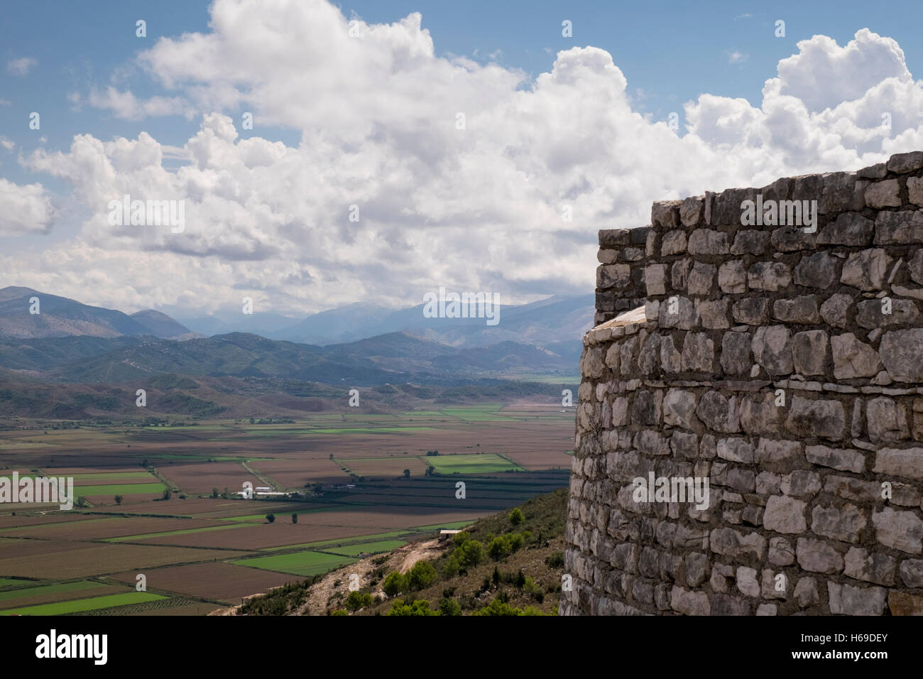 Vue depuis le château de Lekursi dans Sarande vers les montagnes de l'Albanie à l'intérieur des terres. Banque D'Images Vue depuis le château de Lekursi dans Sarande vers les montagnes de l'Albanie à l'intérieur des terres. Banque D'Images