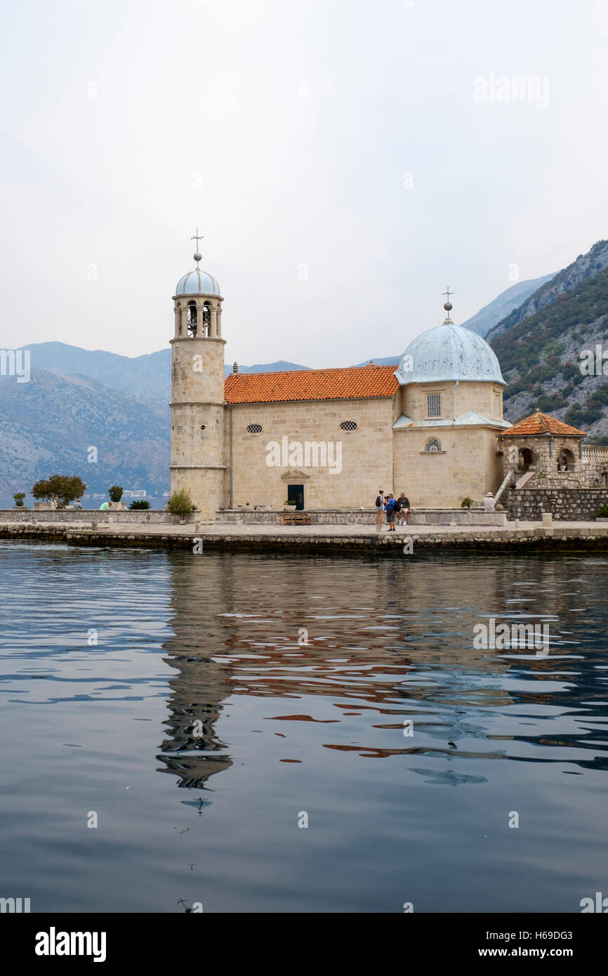 L'extérieur de l'Église Catholique Notre Dame de la chapelle, Rock ou Gospa od Skrpjela, situé sur l'un des îlots dans la baie de Banque D'Images L'extérieur de l'Église Catholique Notre Dame de la chapelle, Rock ou Gospa od Skrpjela, situé sur l'un des îlots dans la baie de Banque D'Images