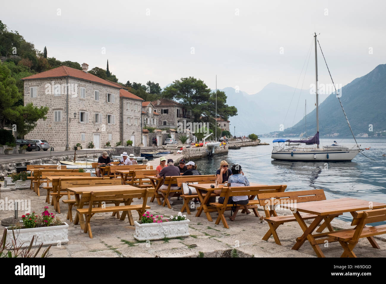 Le front de mer de la ville de Perast, Monténégro, sur la baie de Kotor est rempli de bateaux ancrés et des petits cafés. Banque D'Images Le front de mer de la ville de Perast, Monténégro, sur la baie de Kotor est rempli de bateaux ancrés et des petits cafés. Banque D'Images