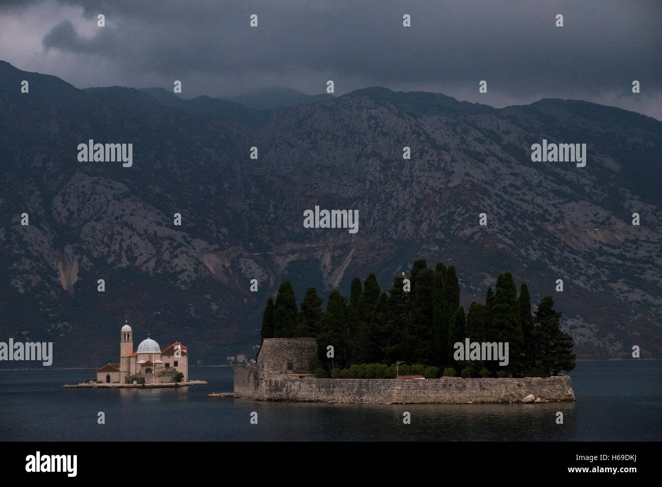 Les deux îlots de Notre-Dame de la roche et de Saint George's Island au crépuscule dans la baie de Kotor, Monténégro, près de Perast. Banque D'Images