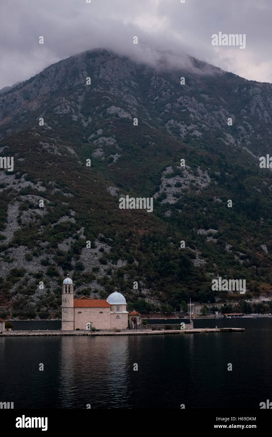 L'extérieur de l'Église Catholique Notre Dame de la chapelle, Rock ou Gospa od Skrpjela, situé sur l'un des îlots dans la baie de Banque D'Images