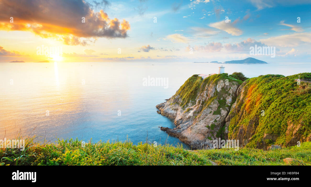 Phare de Hong Kong pendant le lever du soleil , Hok Tsui Cape d'Aguilar beau paysage Banque D'Images