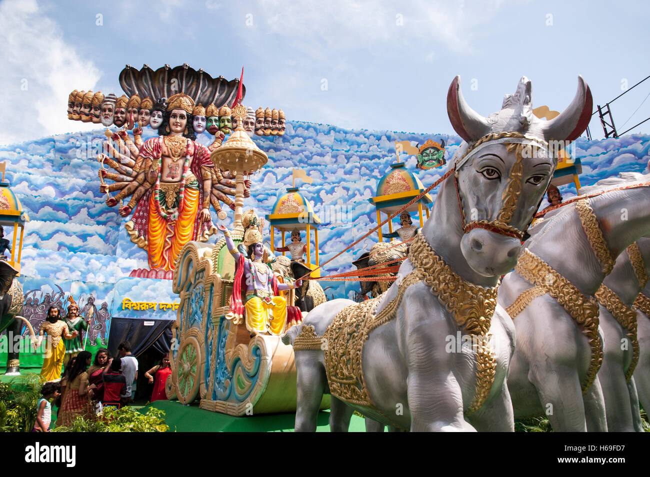 Idole de Krishna's forme universelle à Nagar bazar durga puja pandal kolkata West Bengal india Banque D'Images
